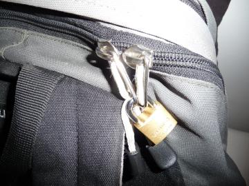Locking backpack zippers